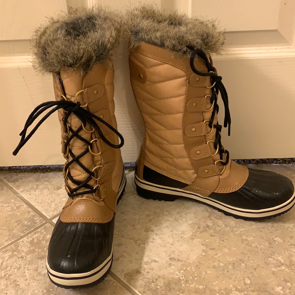 **Waterproof** Sorel snow boots